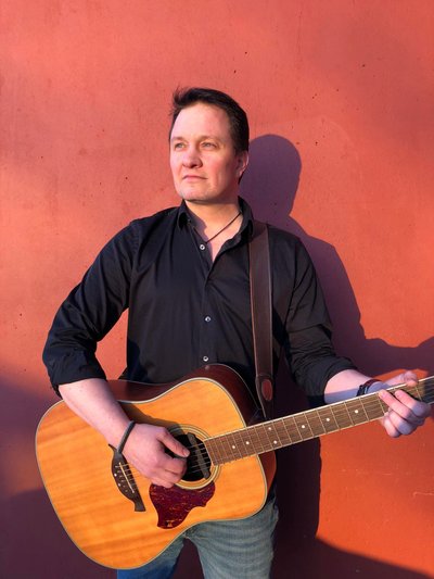 Jón Gunnar trúbador, söngvari, rafgítarleikari og kassagítarleikari með meiru